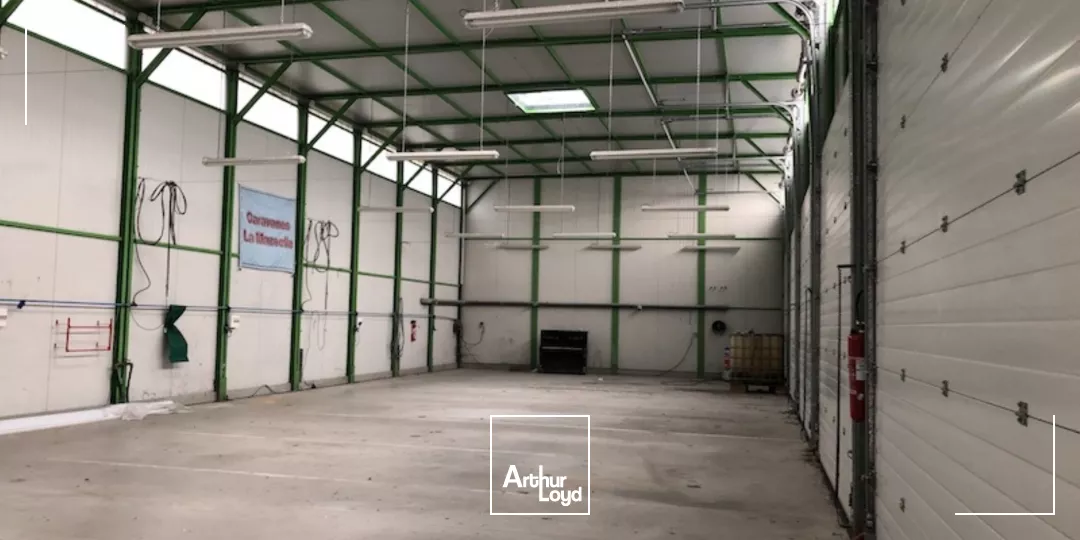 Entrepôts à vendre à L'ETRAT 42580