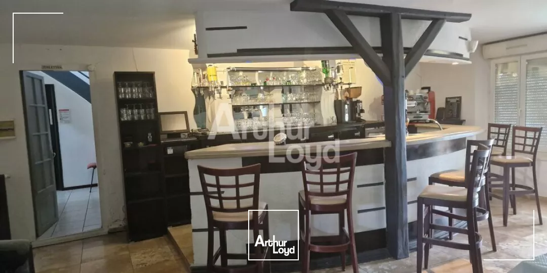 LA VILLE AUX CLERCS - LOCATION LOCAL COMMERCIAL DE 285 M² - AXE PASSANT