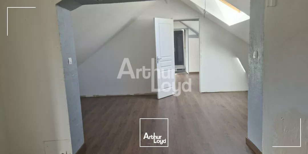 LA VILLE AUX CLERCS - LOCATION LOCAL COMMERCIAL DE 285 M² - AXE PASSANT