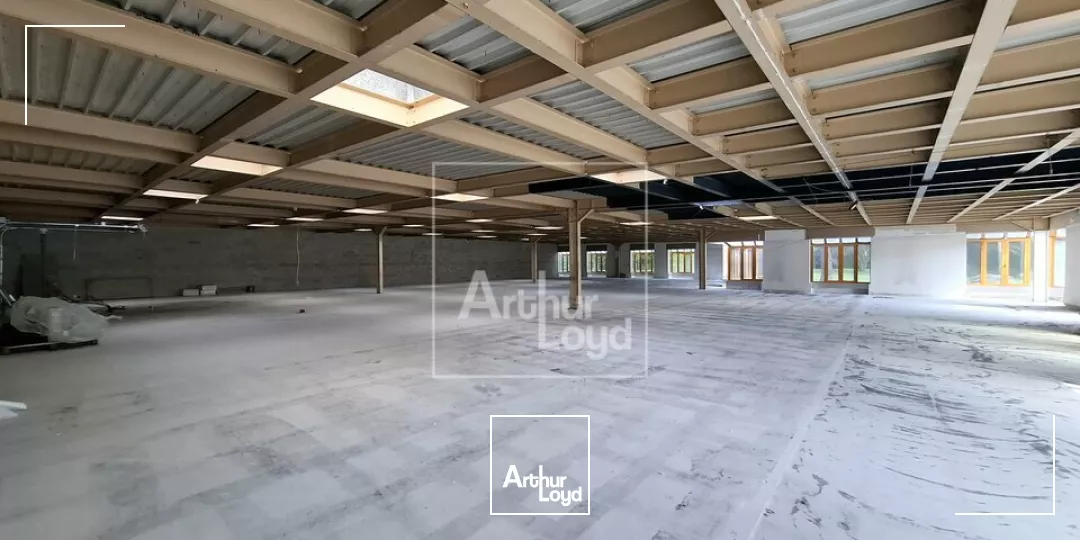Locaux d'activité et bureaux plain-pied à louer 
