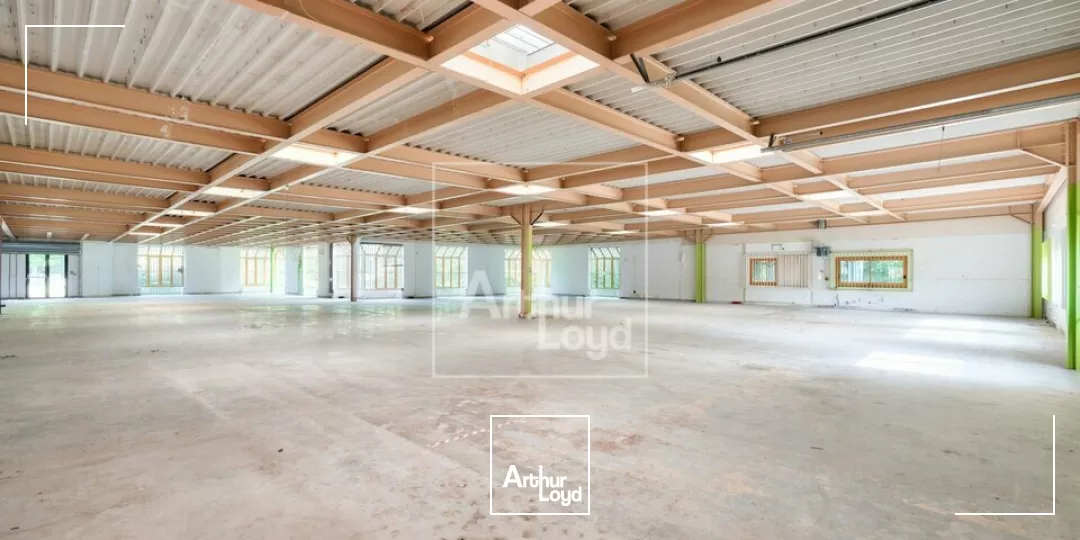 Locaux d'activité à louer dans un Parc verdoyant style 