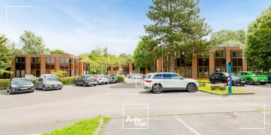 Locaux d'activité à louer dans un Parc verdoyant style 