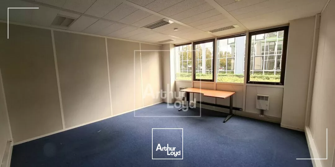 A la location bureaux en rez de chaussée 