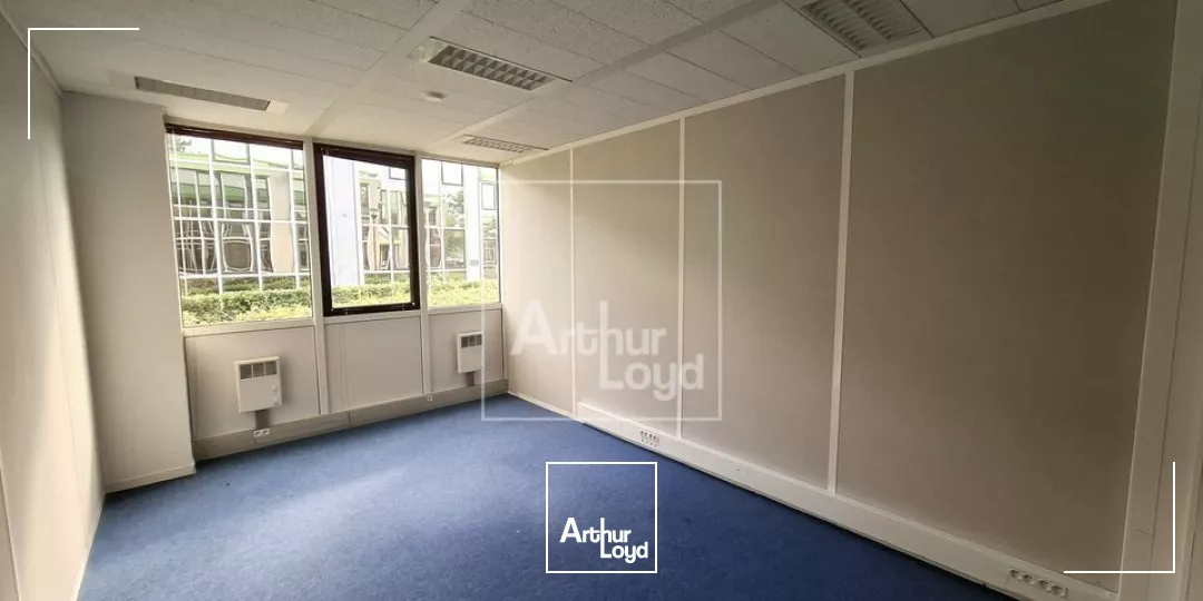 A la location bureaux en rez de chaussée 