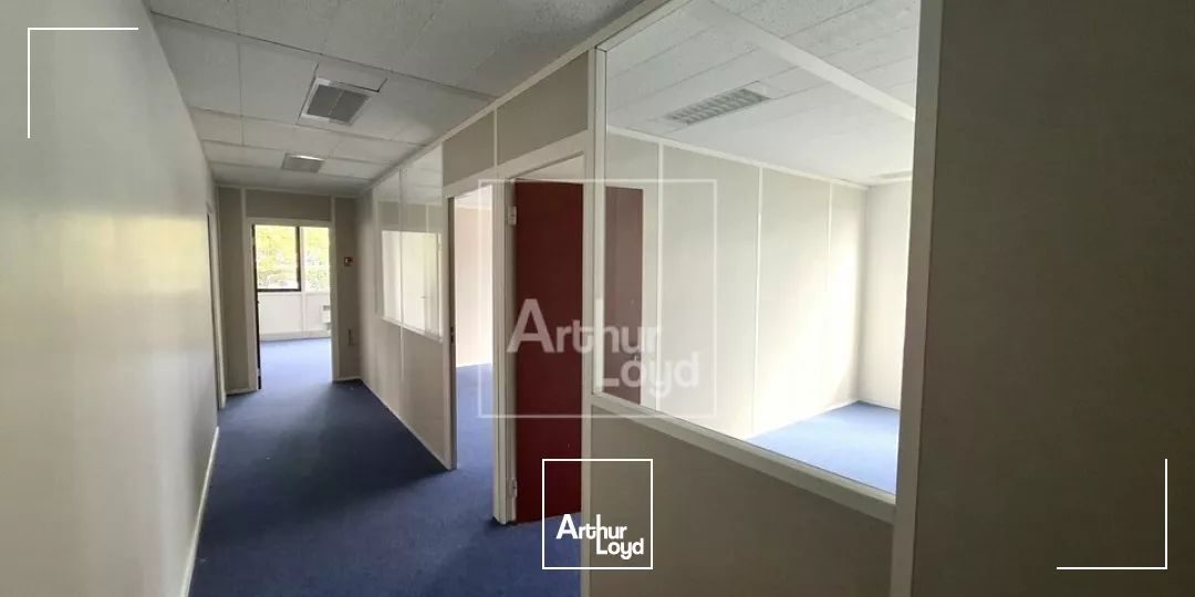 A la location bureaux en rez de chaussée 