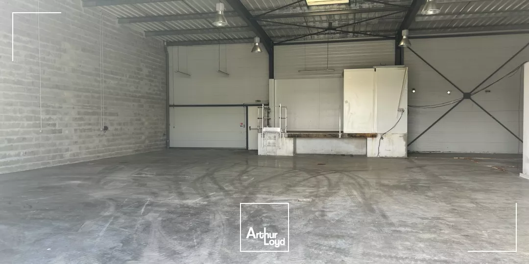 Cellule d'activités de 300 m² sur un foncier clos à vendre au Barp 