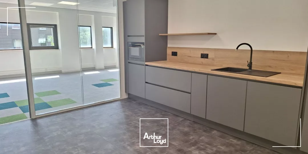 BUREAUX A LOUER SEYSSINS PROCHE DU RONDEAU AVEC PARKING FERME SECURISE