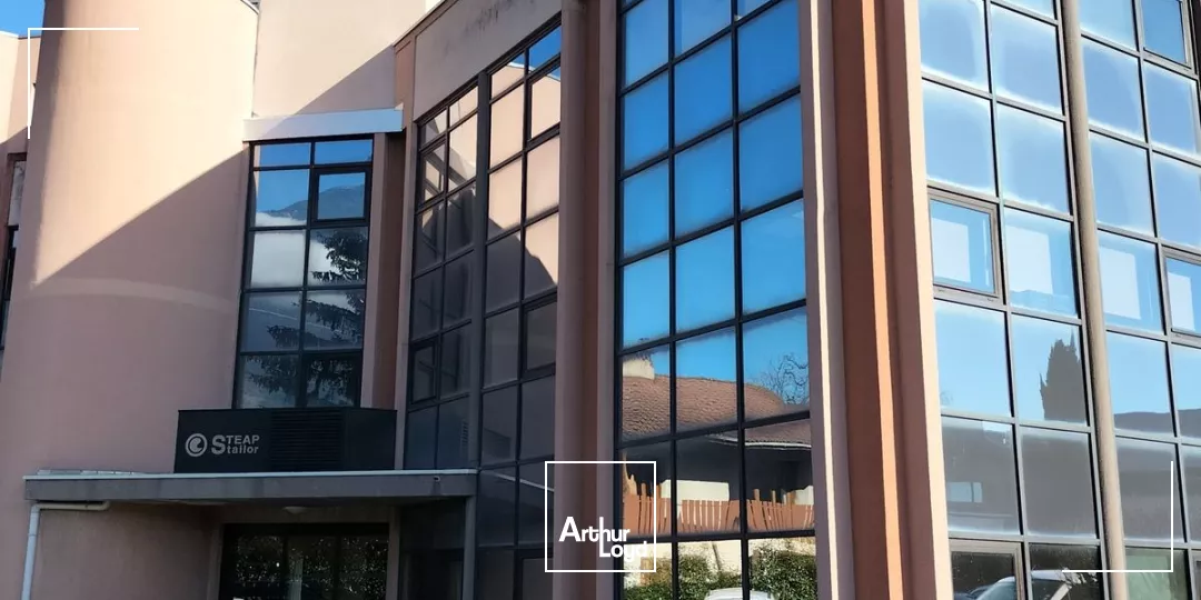 BUREAUX A LOUER SEYSSINS PROCHE DU RONDEAU AVEC PARKING FERME SECURISE