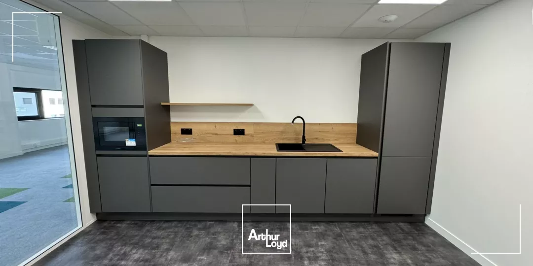 BUREAUX A LOUER SEYSSINS PROCHE DU RONDEAU AVEC PARKING FERME SECURISE