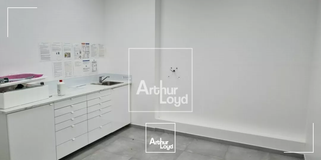 Spacieux bureaux avec belle visibilité !