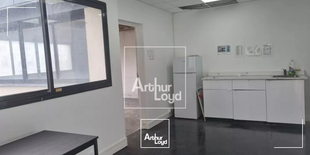 Spacieux bureaux avec belle visibilité !