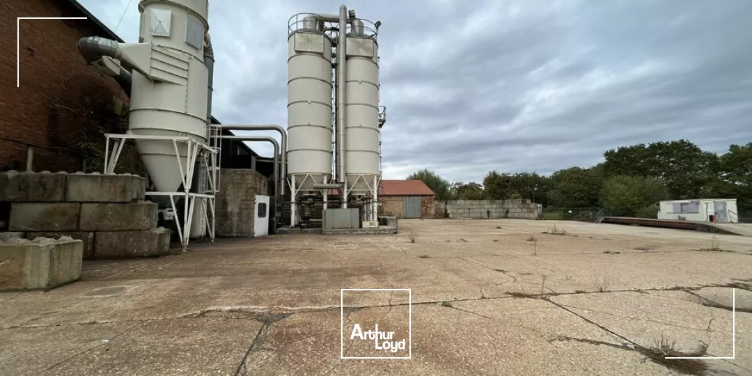 ENTREPOT - ATELIER à VENDRE de 11383 m²