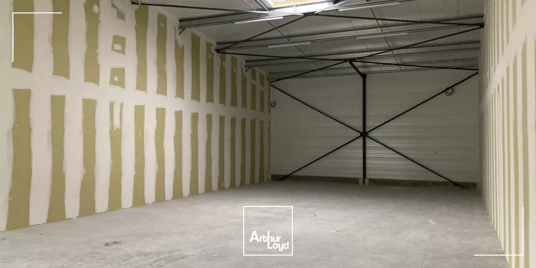 Location cellule d'activité 420 m² environ à Bordeaux, visibilité optimale et accès rapide rocade