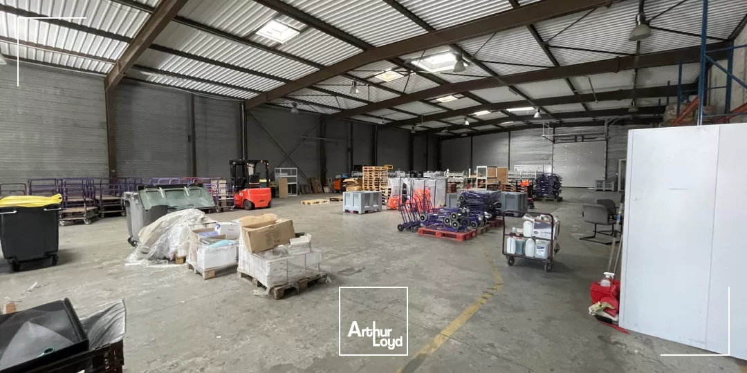 Locaux d'activités à louer - 1600 m2 - Axe direct autoroute