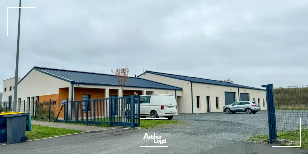 AMBOISE CHARGE - A VENDRE 3 LOCAUX D'ACTIVITES - TERRAIN CLOS DE 1 900 M²