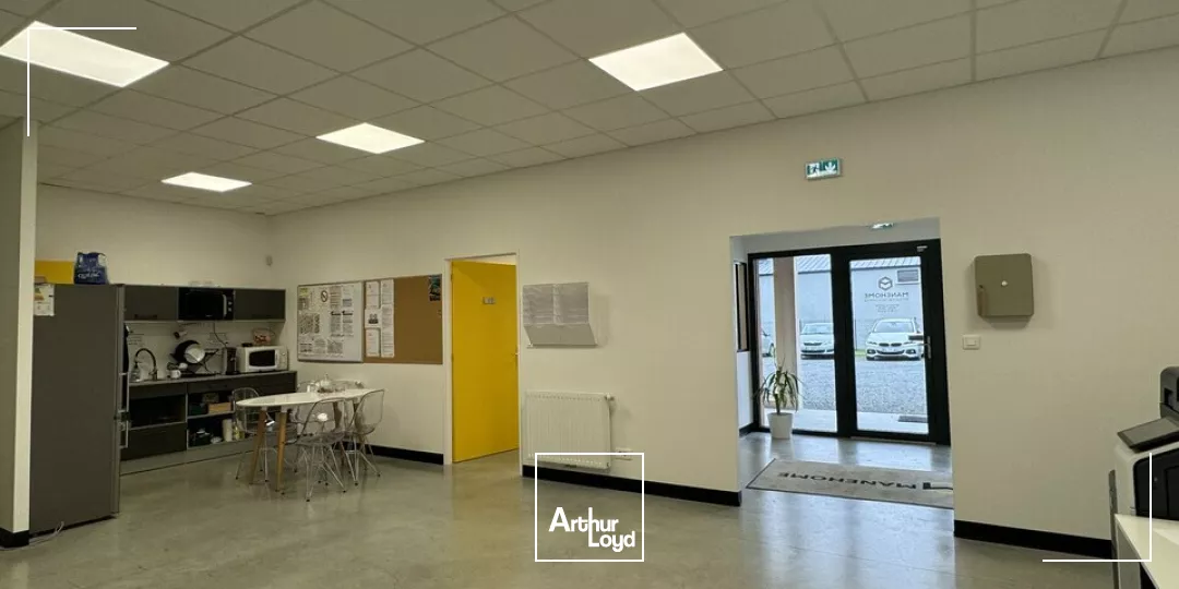 AMBOISE CHARGE - A VENDRE 3 LOCAUX D'ACTIVITES - TERRAIN CLOS DE 1 900 M²