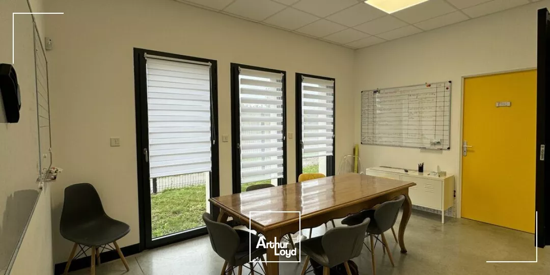 AMBOISE CHARGE - A VENDRE 3 LOCAUX D'ACTIVITES - TERRAIN CLOS DE 1 900 M²