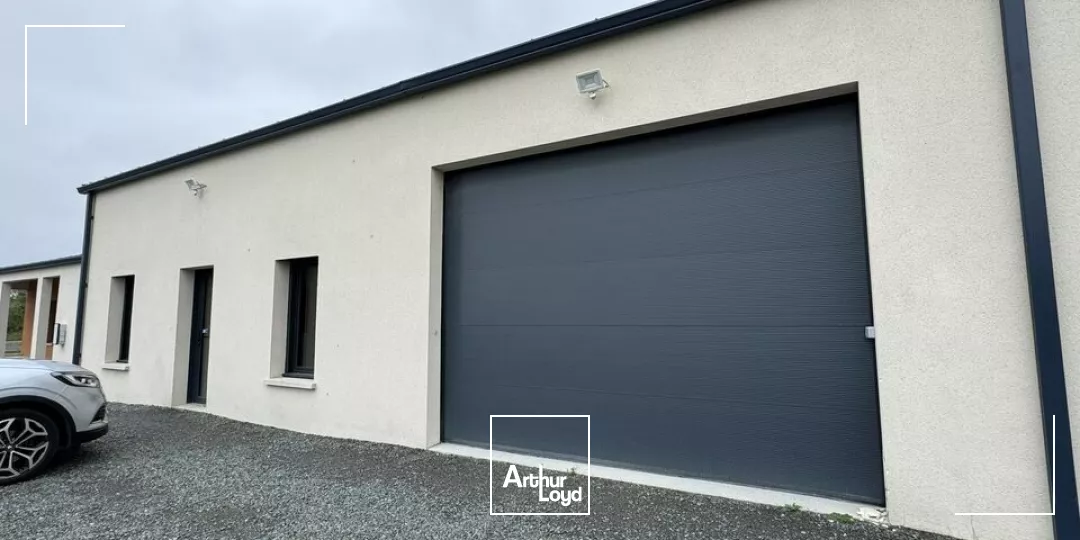 AMBOISE CHARGE - A VENDRE 3 LOCAUX D'ACTIVITES - TERRAIN CLOS DE 1 900 M²