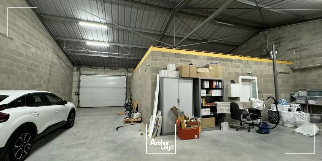 AMBOISE CHARGE - A VENDRE 3 LOCAUX D'ACTIVITES - TERRAIN CLOS DE 1 900 M²