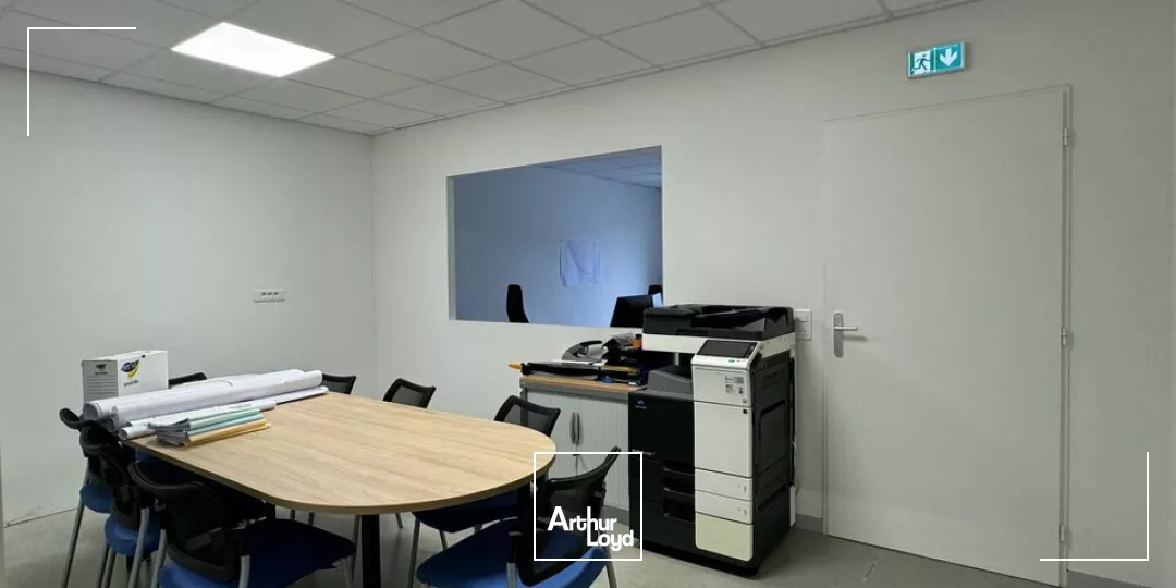 AMBOISE CHARGE - A VENDRE 3 LOCAUX D'ACTIVITES - TERRAIN CLOS DE 1 900 M²