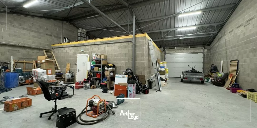 AMBOISE CHARGE - A VENDRE 3 LOCAUX D'ACTIVITES - TERRAIN CLOS DE 1 900 M²