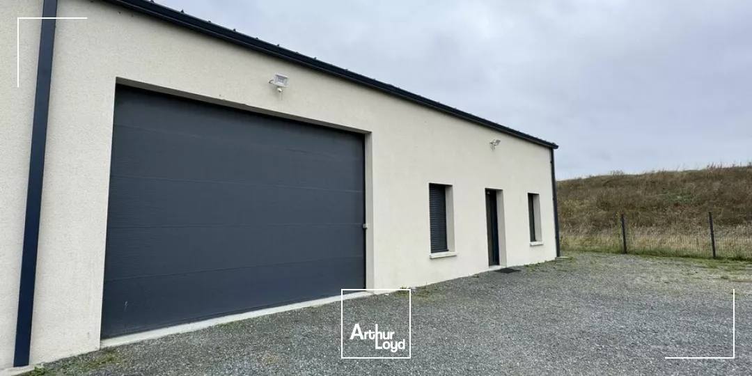 AMBOISE CHARGE - A VENDRE 3 LOCAUX D'ACTIVITES - TERRAIN CLOS DE 1 900 M²