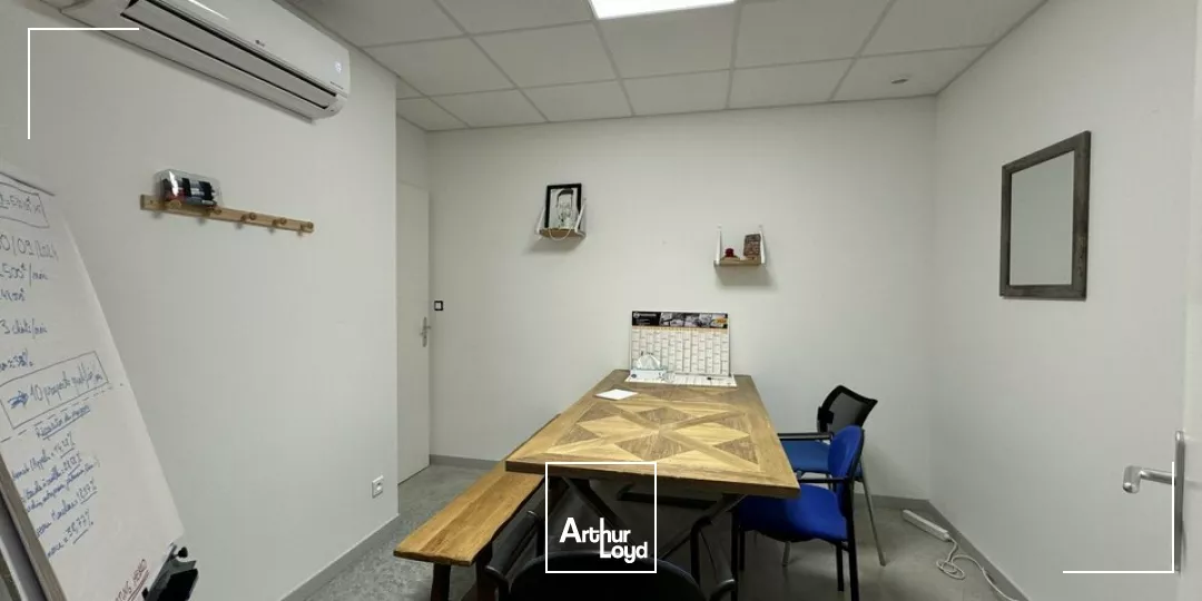 AMBOISE CHARGE - A VENDRE 3 LOCAUX D'ACTIVITES - TERRAIN CLOS DE 1 900 M²