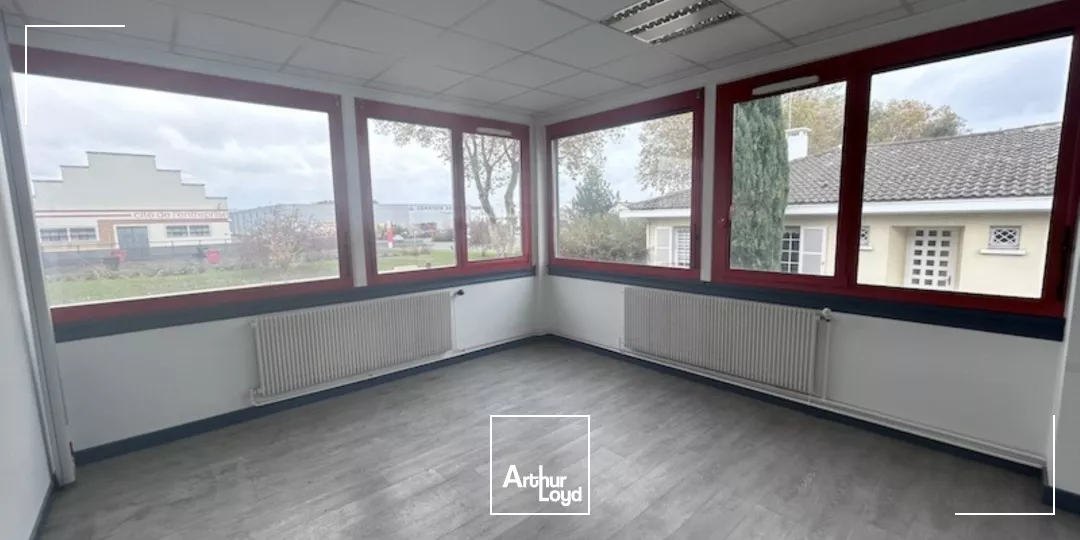 MACON PROCHE CENTRE - A louer à Mâcon, bureaux cloisonnés avec parkings privatifs