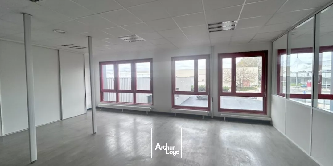 MACON PROCHE CENTRE - A louer à Mâcon, bureaux cloisonnés avec parkings privatifs