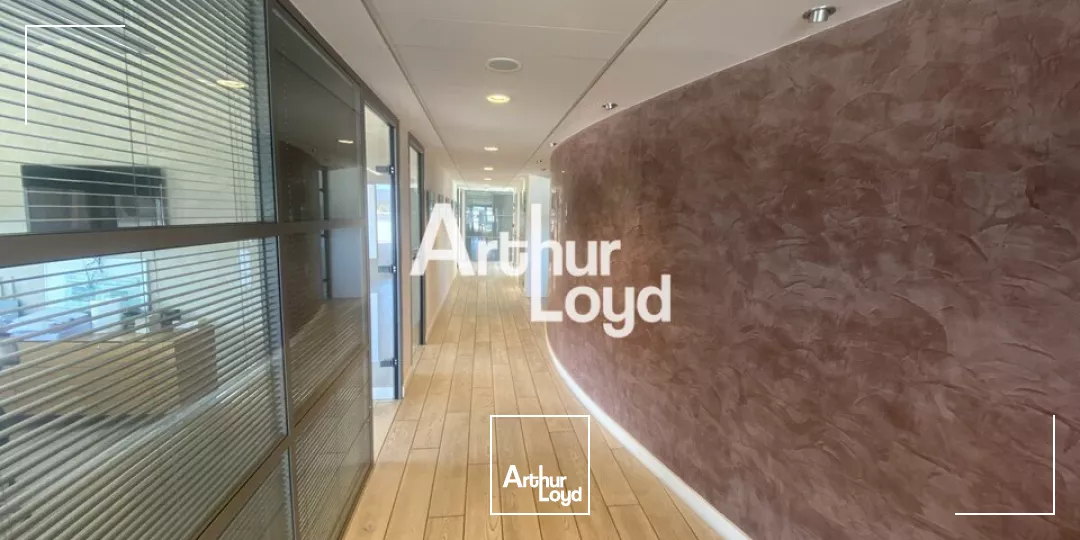 Fréjus - Bâtiment de 1410 m² à la location - Pôle Excellence Jean Louis