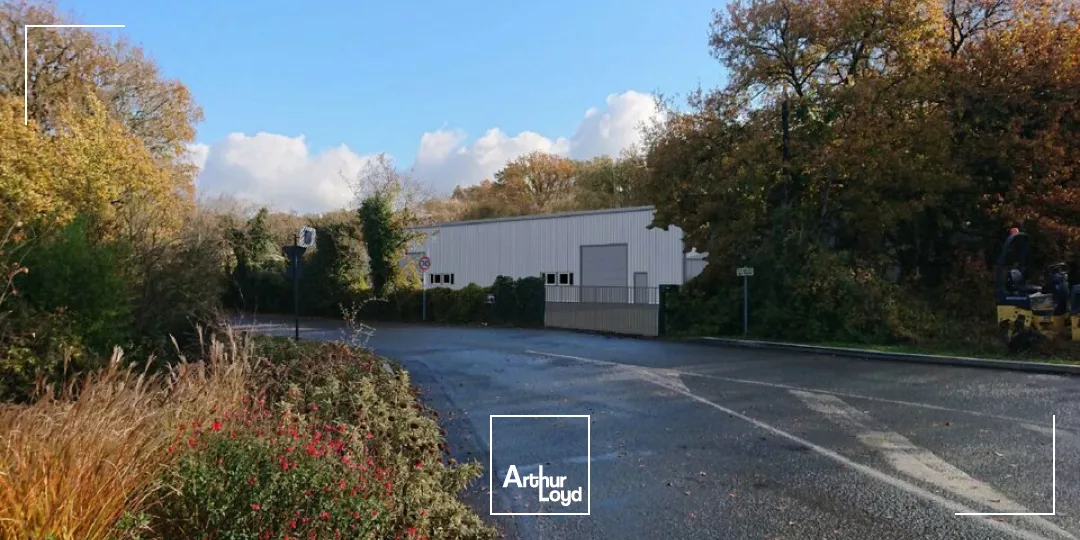 GRAND POITIERS - SAINT BENOIT - A LOUER LOCAL D'ACTIVITE DE 270M²