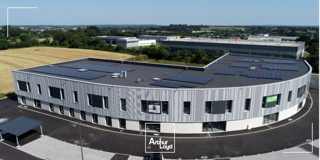 LOCAUX ACTIVITES 408 M² LAVALLOT A VENDRE