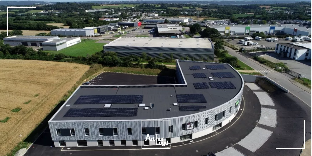 LOCAUX ACTIVITES 408 M² LAVALLOT A VENDRE