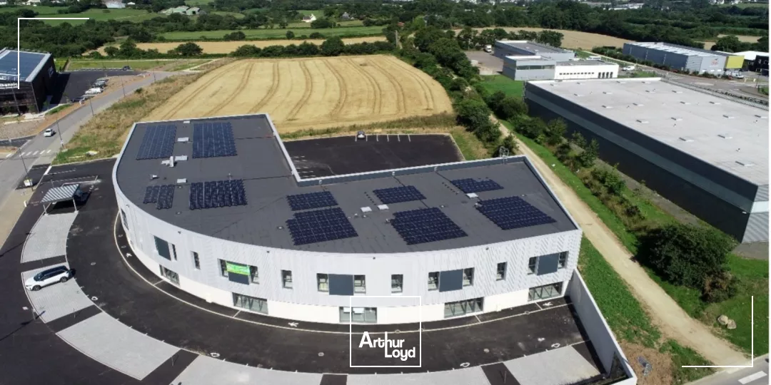 LOCAUX ACTIVITES 408 M² LAVALLOT A VENDRE