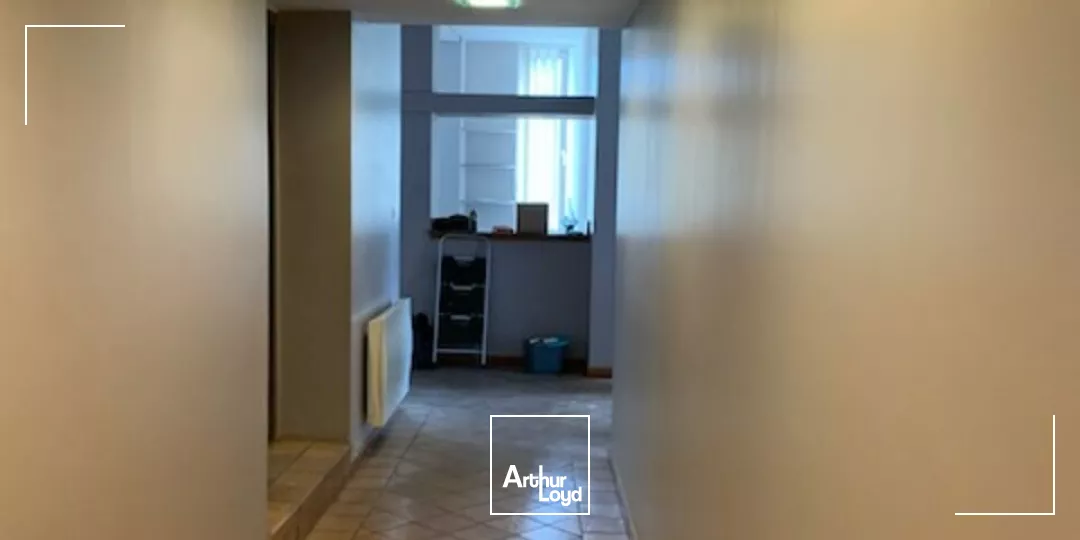 Carpentras centre ville, bureaux à vendre avec cours intérieure dans un immeuble de caractère