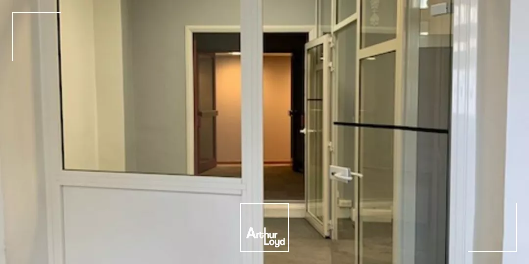 Carpentras centre ville, bureaux à vendre avec cours intérieure dans un immeuble de caractère