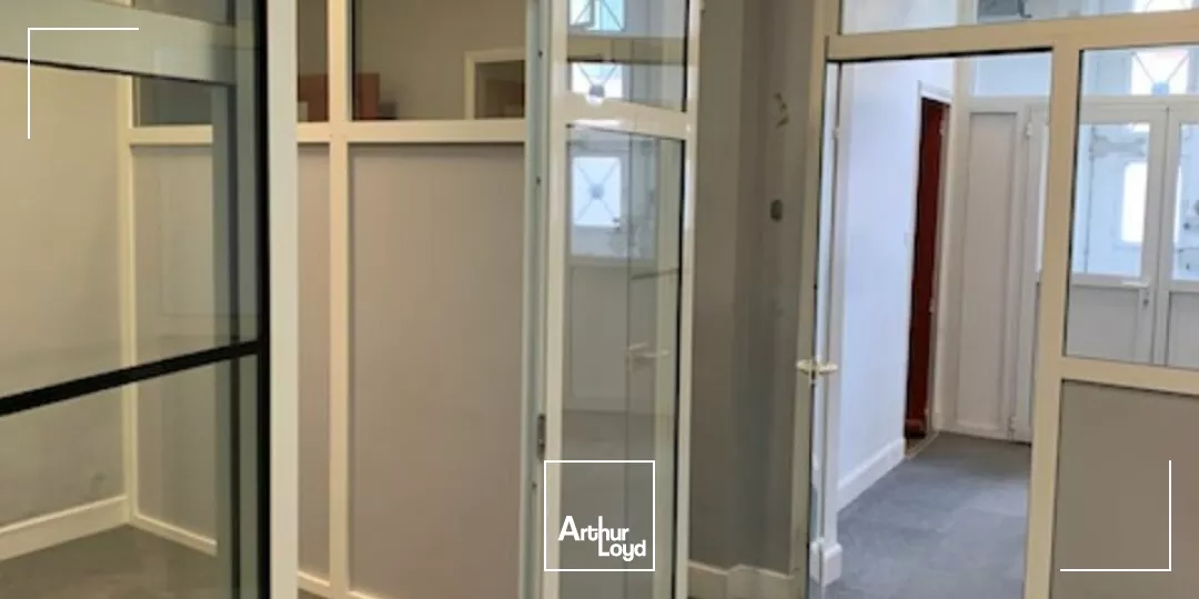 Carpentras centre ville, bureaux à vendre avec cours intérieure dans un immeuble de caractère