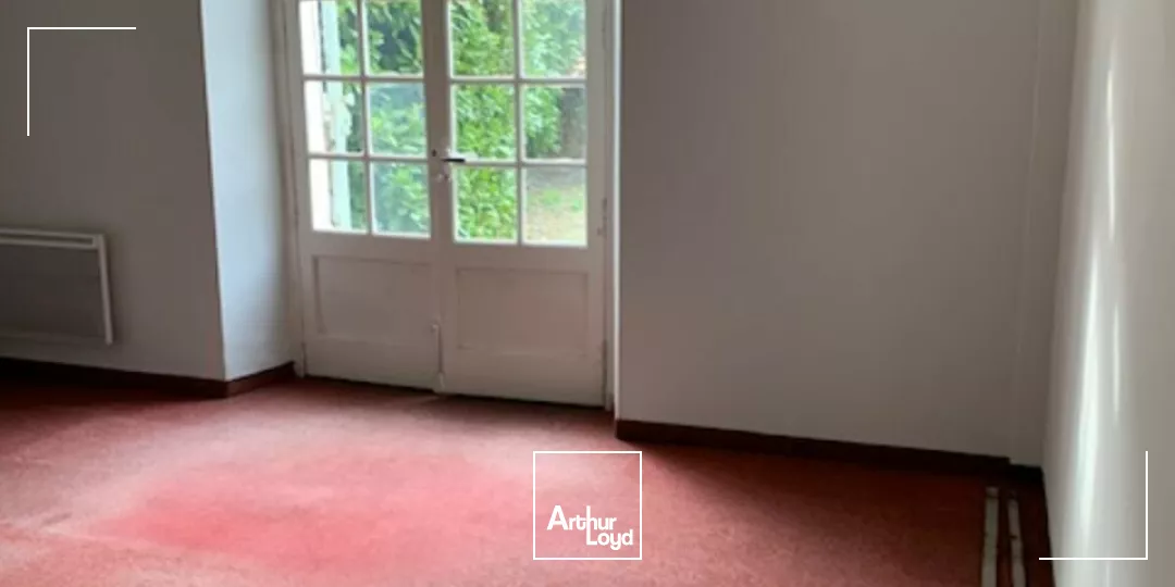 Carpentras centre ville, bureaux à vendre avec cours intérieure dans un immeuble de caractère