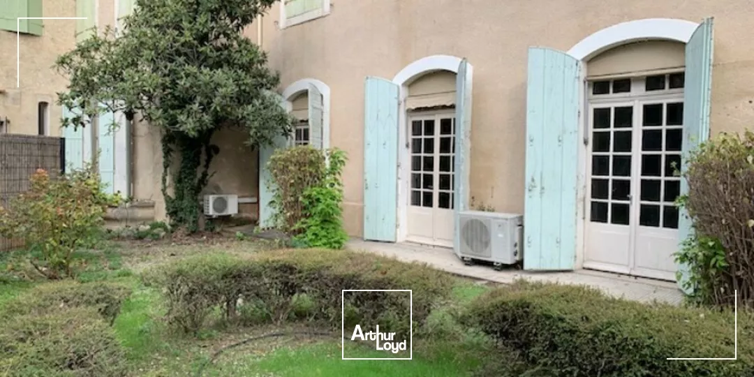 Carpentras centre ville, bureaux à vendre avec cours intérieure dans un immeuble de caractère