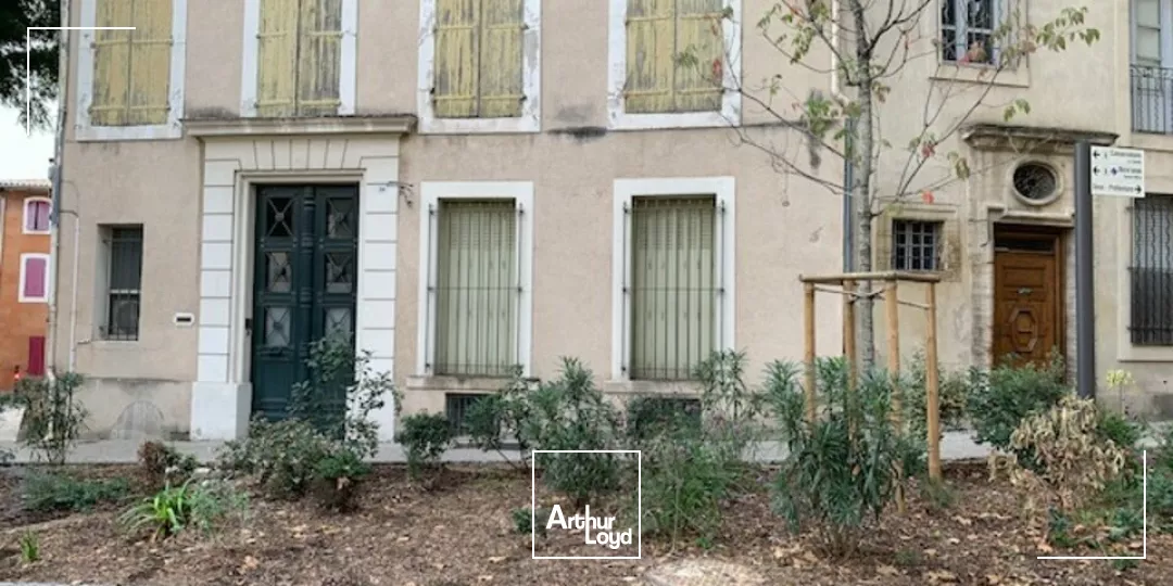 Carpentras centre ville, bureaux à vendre avec cours intérieure dans un immeuble de caractère