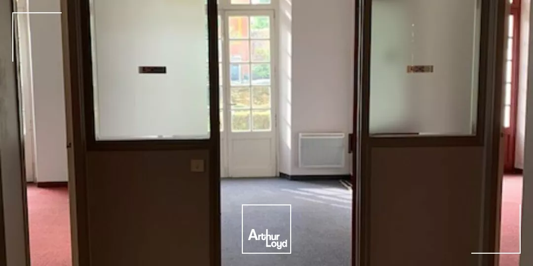 Carpentras centre ville, bureaux à vendre avec cours intérieure dans un immeuble de caractère