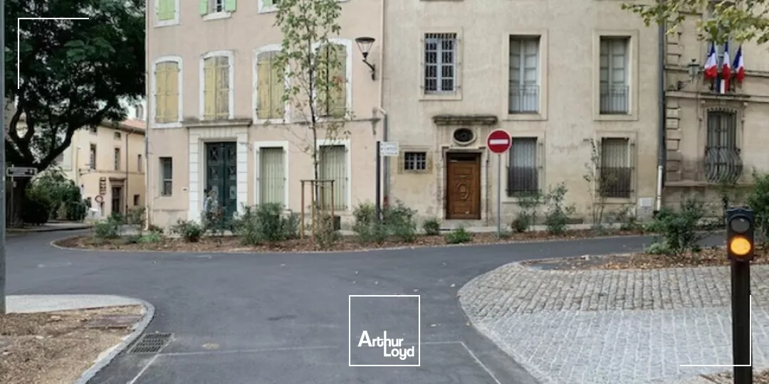 Carpentras centre ville, bureaux à vendre avec cours intérieure dans un immeuble de caractère