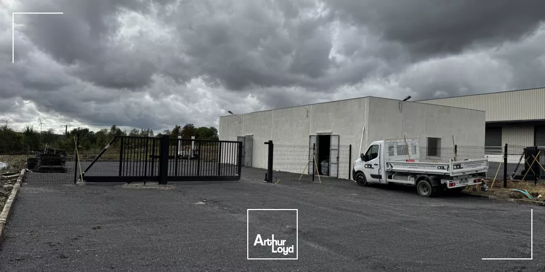 Atelier ou local de stockage de 200 m2 environ à vendre à 15 min de Château-Thierry et Soissons avec cour goudronnée sur un site clos de grillage avec portail électrique neuf.