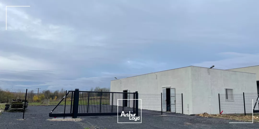 Atelier ou local de stockage de 200 m2 environ à vendre à 15 min de Château-Thierry et Soissons avec cour goudronnée sur un site clos de grillage avec portail électrique neuf.