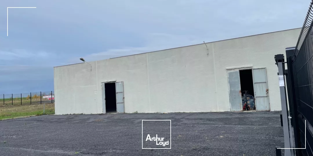 Atelier ou local de stockage de 200 m2 environ à vendre à 15 min de Château-Thierry et Soissons avec cour goudronnée sur un site clos de grillage avec portail électrique neuf.