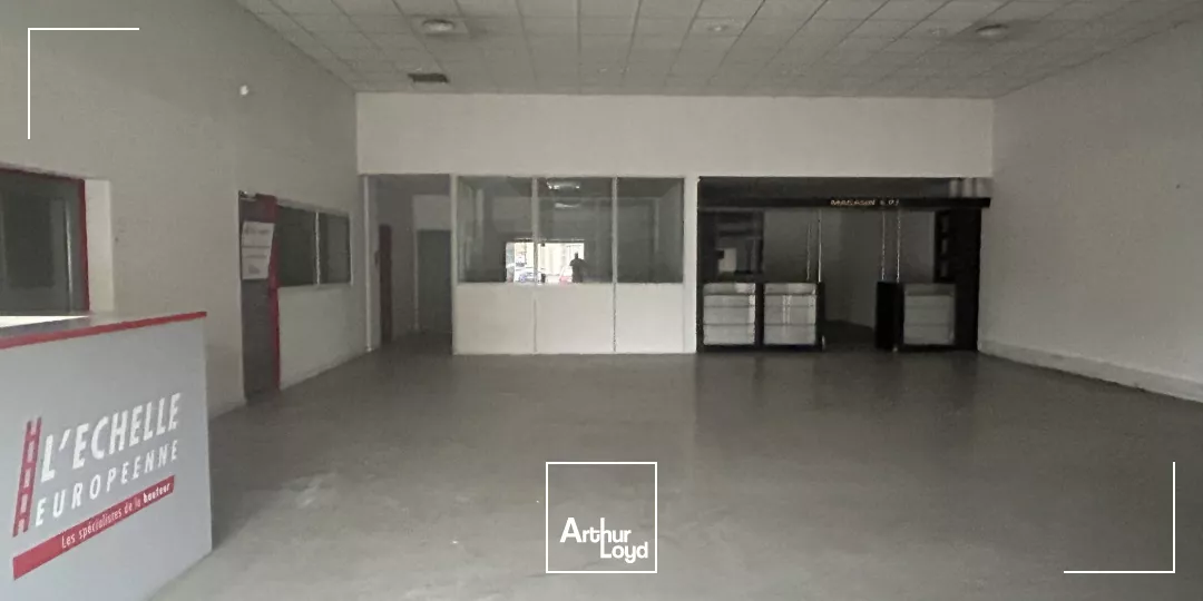 À LOUER - LOCAUX COMMERCIAUX 1600 M² DIVISIBLES - PESSAC