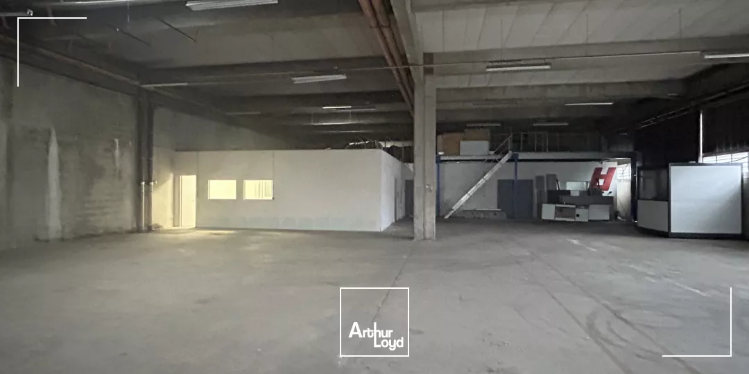 À LOUER - LOCAUX COMMERCIAUX 1600 M² DIVISIBLES - PESSAC