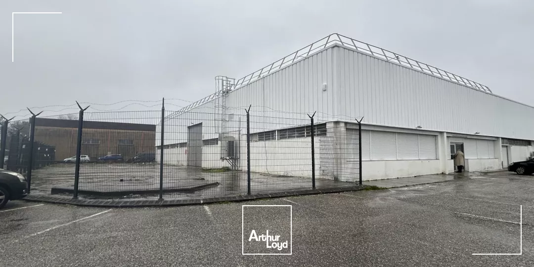 À LOUER - LOCAUX COMMERCIAUX 1600 M² DIVISIBLES - PESSAC