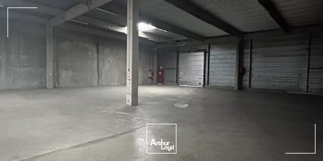 À LOUER - LOCAUX COMMERCIAUX 1600 M² DIVISIBLES - PESSAC