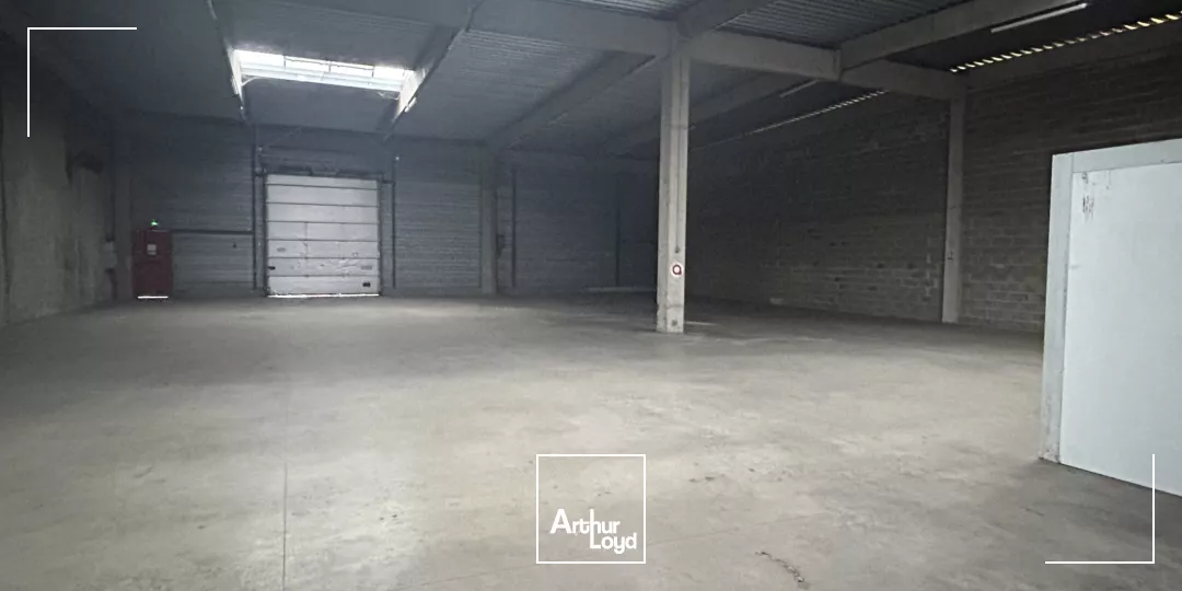 À LOUER - LOCAUX COMMERCIAUX 1600 M² DIVISIBLES - PESSAC